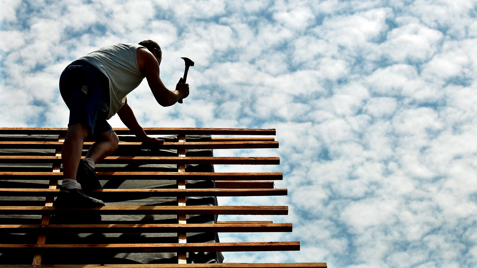 Ein Dachdecker arbeitet auf einer Baustelle.