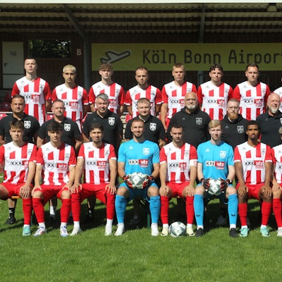 Kyrylo Mohylevets (oben, von links), Volkan Ballicalioglu, Marvin Mundil, Eren Cubukcu, Yehor Kokot, Lukas Kubek, Ansgar Pflüger, Shahin Biniazz, Kai Schusters, Trainer Fatih Özyurt (Mitte, von links), Co-Trainer Frank Süs, Torwart-Trainer Sjard Ridder, Physiotherapeut Sergii Kotenko, Betreuer Erik Brammen, Video-Analyst Maik Henseler, Team-Manager Thomas Henseler, Sportlicher Leiter Frank Fußhöller,  Denys Pinchuk (unten, von links), Matthias Wybierek, Mohammed Bouchafrati, Luca Wilsing, Hajdar Shala, Max Blönigen, Leo Camara, Luah Mahessa und Oshomah Ichue vom FC Hennef 05.