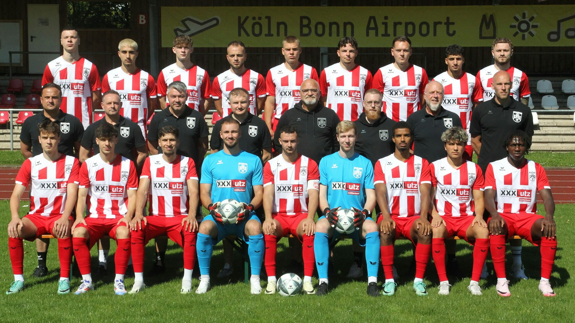 Kyrylo Mohylevets (oben, von links), Volkan Ballicalioglu, Marvin Mundil, Eren Cubukcu, Yehor Kokot, Lukas Kubek, Ansgar Pflüger, Shahin Biniazz, Kai Schusters, Trainer Fatih Özyurt (Mitte, von links), Co-Trainer Frank Süs, Torwart-Trainer Sjard Ridder, Physiotherapeut Sergii Kotenko, Betreuer Erik Brammen, Video-Analyst Maik Henseler, Team-Manager Thomas Henseler, Sportlicher Leiter Frank Fußhöller,  Denys Pinchuk (unten, von links), Matthias Wybierek, Mohammed Bouchafrati, Luca Wilsing, Hajdar Shala, Max Blönigen, Leo Camara, Luah Mahessa und Oshomah Ichue vom FC Hennef 05.