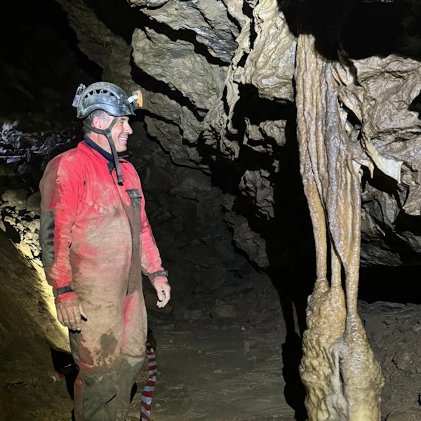 Der Höhlenforscher Stefan Voigt freut sich im Hackerloch unter seiner Heimatstadt Ennepetal über neue Funde. Bald möchte er auch in Engelskirchen weiterforschen.