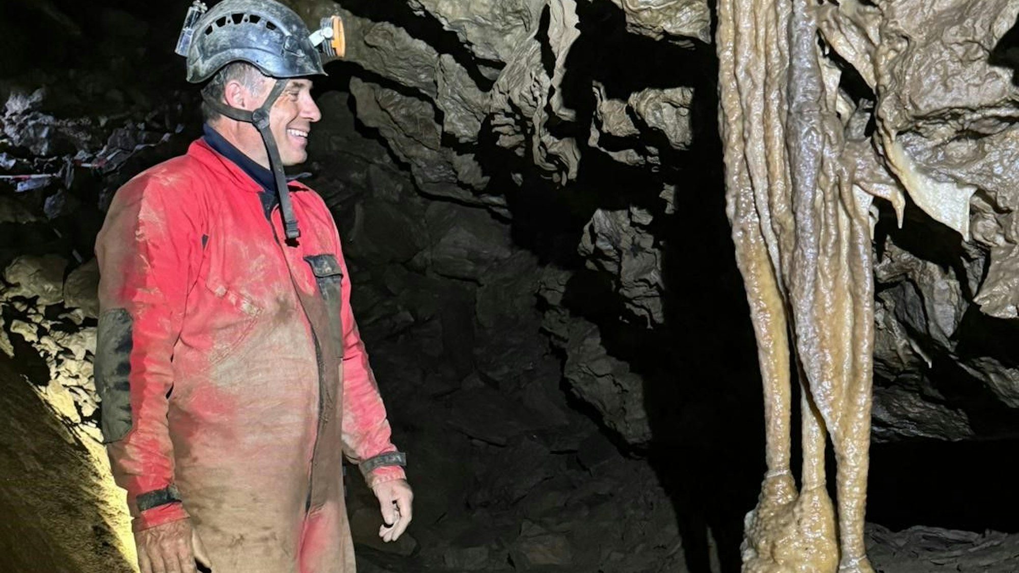 Der Höhlenforscher Stefan Voigt freut sich im Hackerloch unter seiner Heimatstadt Ennepetal über neue Funde. Bald möchte er auch in Engelskirchen weiterforschen.