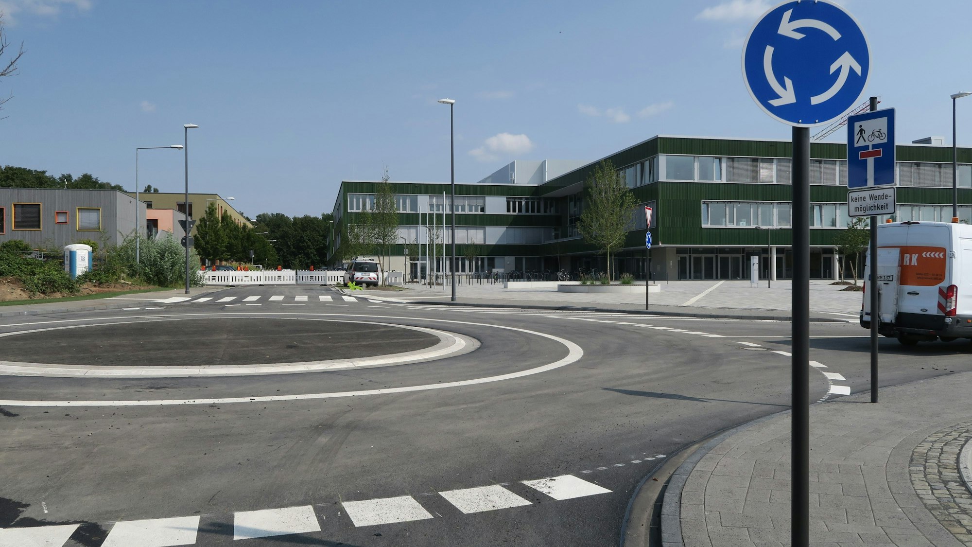 Neuer Kreisverkehr an der Gesamtschule Wasseramselweg (im Hintergrund grünlich).