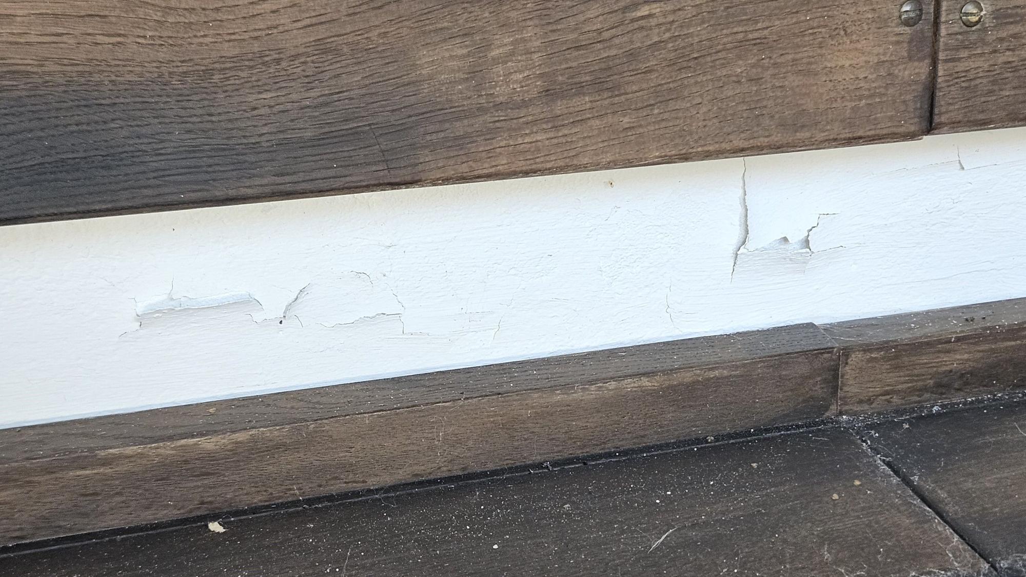 Das Bild zeigt Feuchtigkeitsschäden an einer Wand.