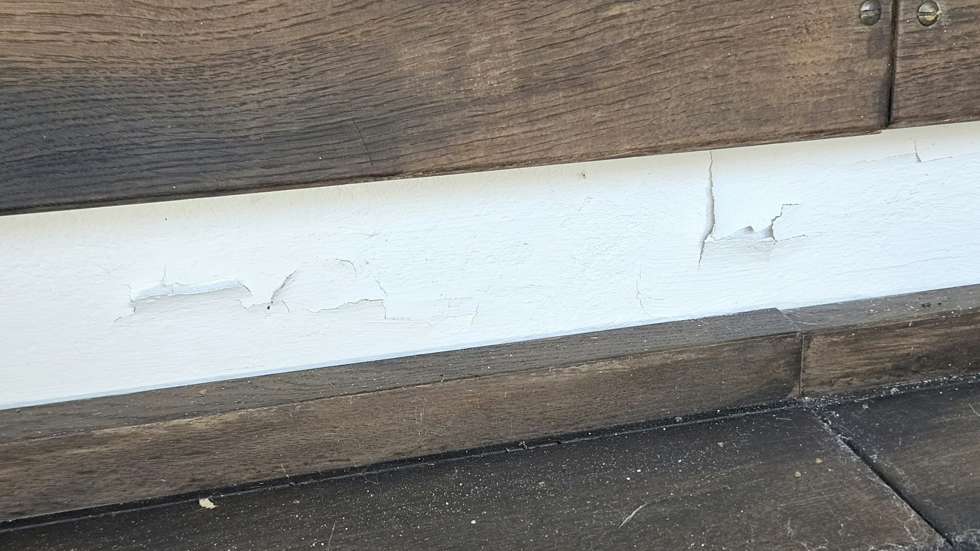 Das Bild zeigt Feuchtigkeitsschäden an einer Wand.