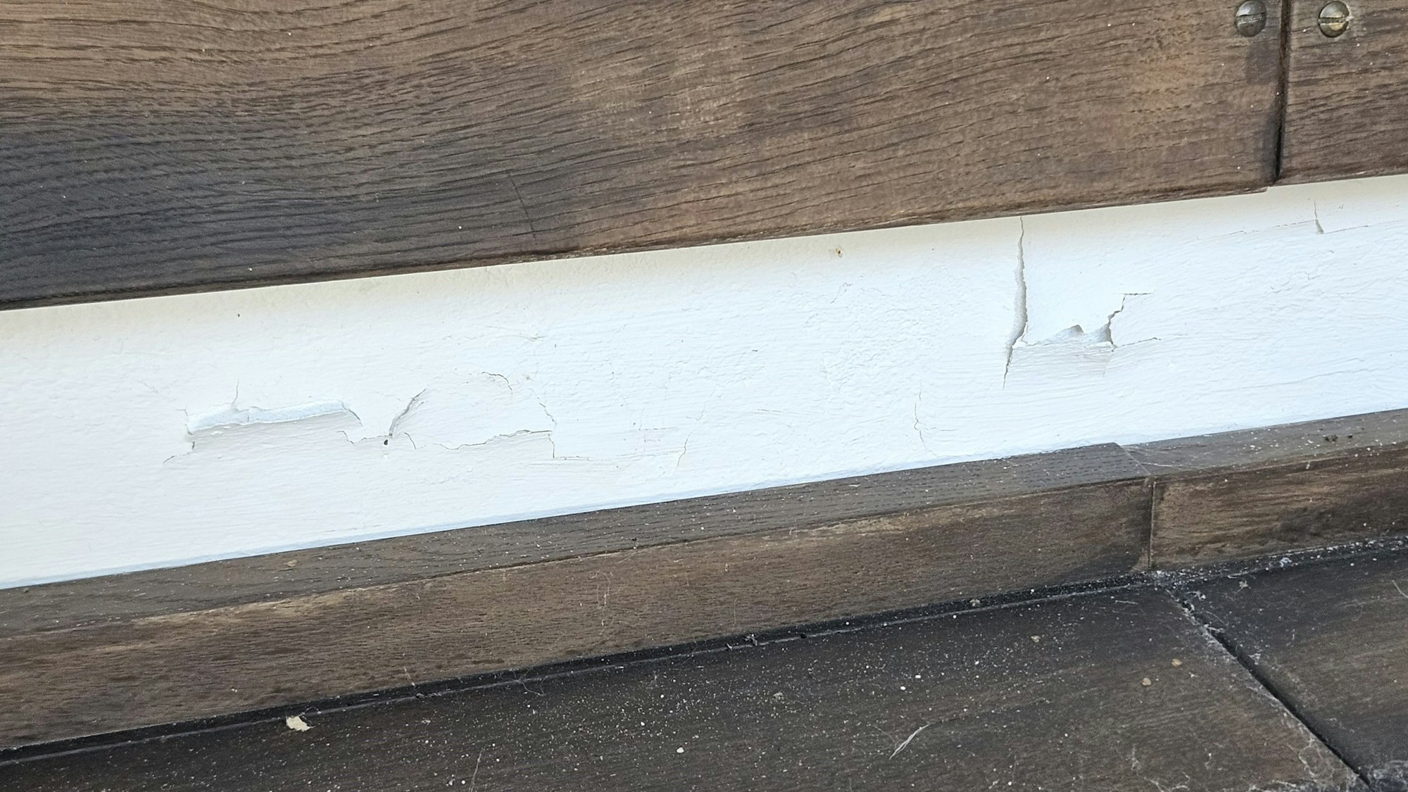 Das Bild zeigt Feuchtigkeitsschäden an einer Wand.