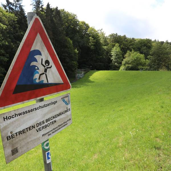 Ein Warnschild vor Hochwasser am Rande des Hochwasserrückhaltebeckens.