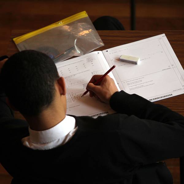 Ein Schüler während einer Mathematikprüfung.