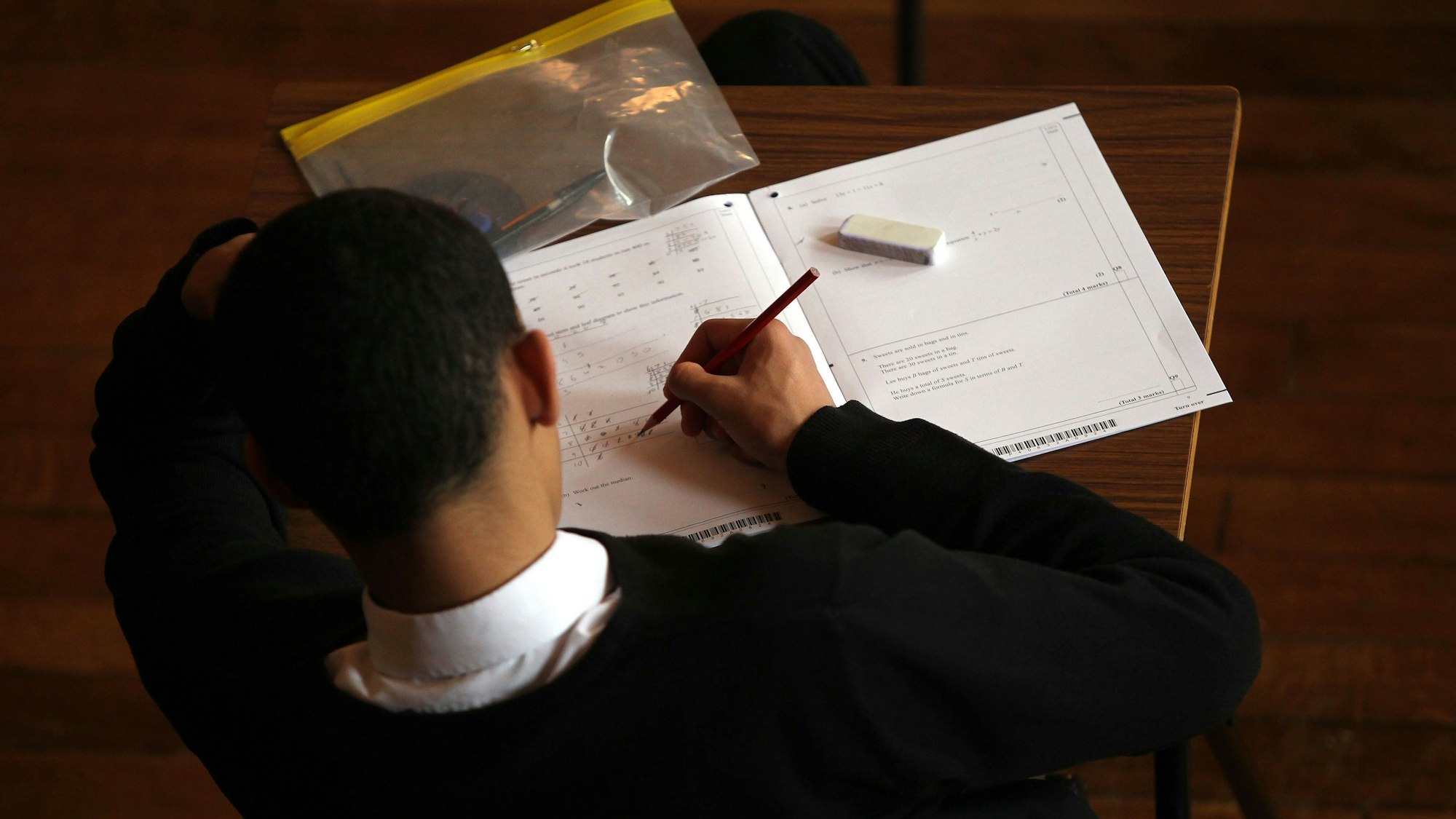 Ein Schüler während einer Mathematikprüfung.