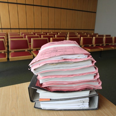 Ein Aktenstapel in einem Gerichtssaal