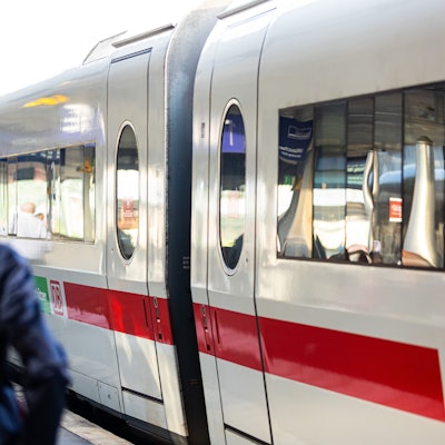 Ein Mitarbeiter der Deutschen Bahn (DB) steht neben einem ICE-Zug an einem Gleis im Hauptbahnhof Hannover.