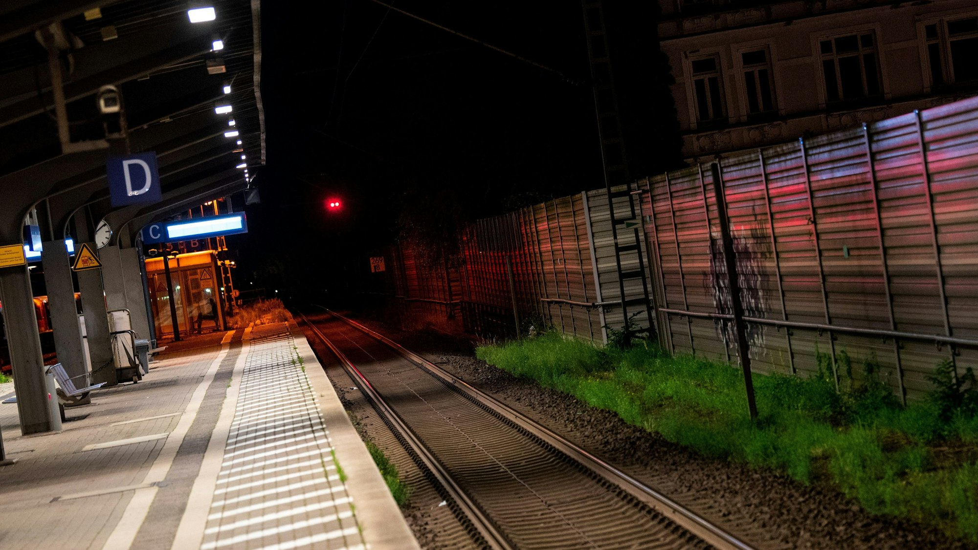 Das Bild ist ein Symbolfoto und zeigt einen Bahnsteig in der Dunkelheit.