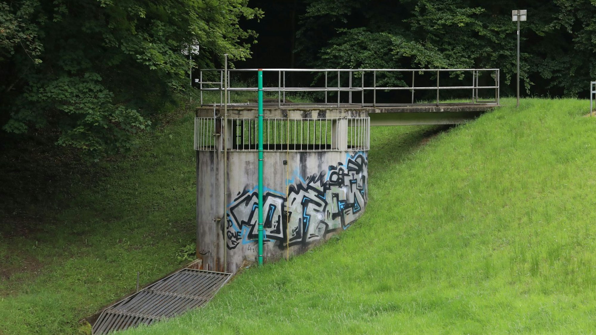 Ein Betonturm im Rückhaltebecken.