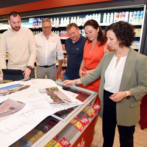 So soll's einmal aussehen: Maike Sanktjohanser (rechts), Geschäftsführerin der Petz-Rewe GmbH in Wissen, zeigt im vergangenen Juli Waldbröls Bürgermeisterin Larissa Weber die Pläne für den Umbau. Architekt Michael Mohl (von recht), Marktleiter Oliver Koch und Marvin Gerlach (Leiter der Bauabteilung bei Petz-Rewe) hören ebenfalls zu.