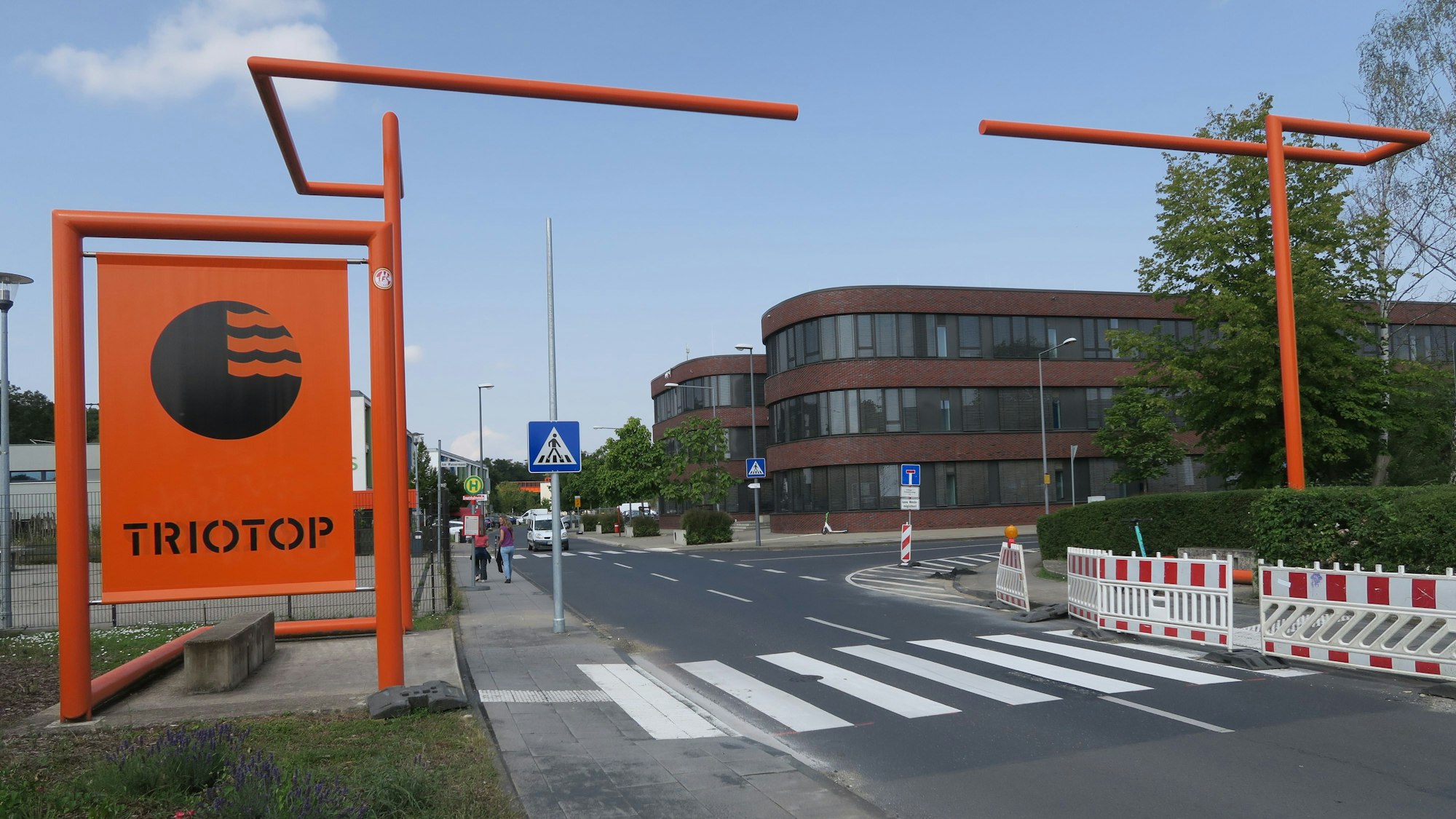 Neuer Zebrastreifen über den Girlitzweg an der Einmündung in die Straße Am Wassermann, Triotop und Schulcampus beginnen hier.