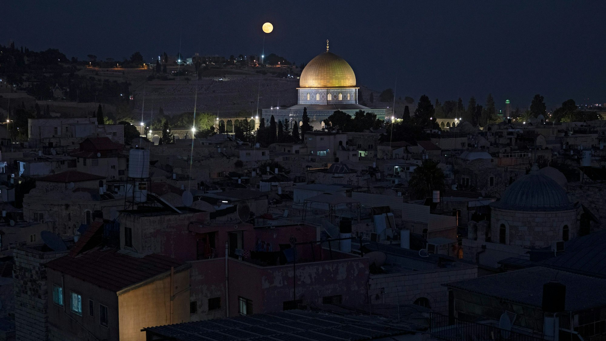 Der Supermond geht hinter dem Felsendom auf dem Gelände der Al-Aqsa-Moschee in der Altstadt von Jerusalem auf.