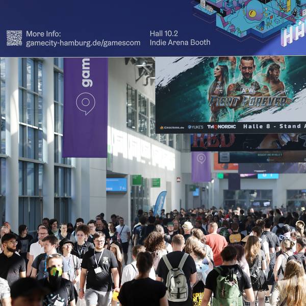 Messebesucher gehen im Jahr 2022 über das Messegelände der Spielemesse Gamescom.