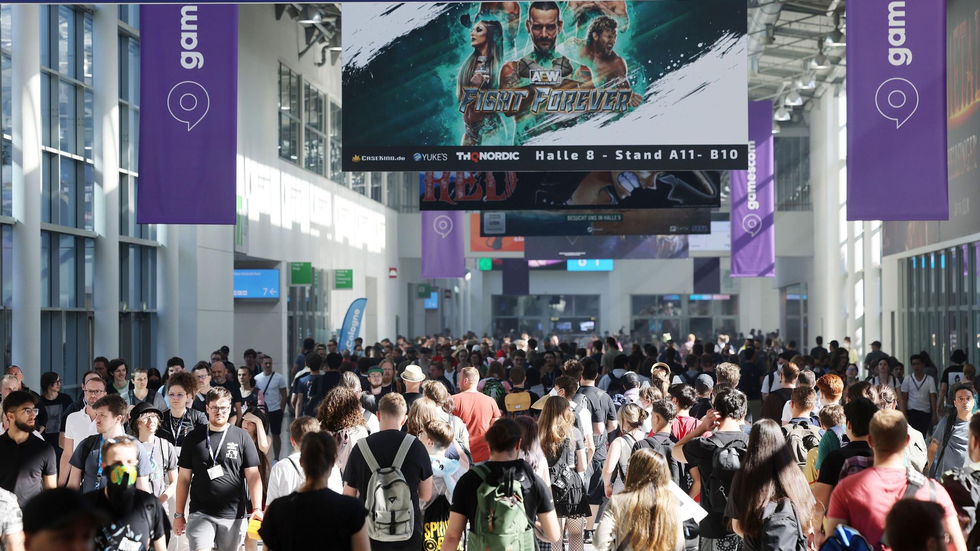 Messebesucher gehen im Jahr 2022 über das Messegelände der Spielemesse Gamescom.
