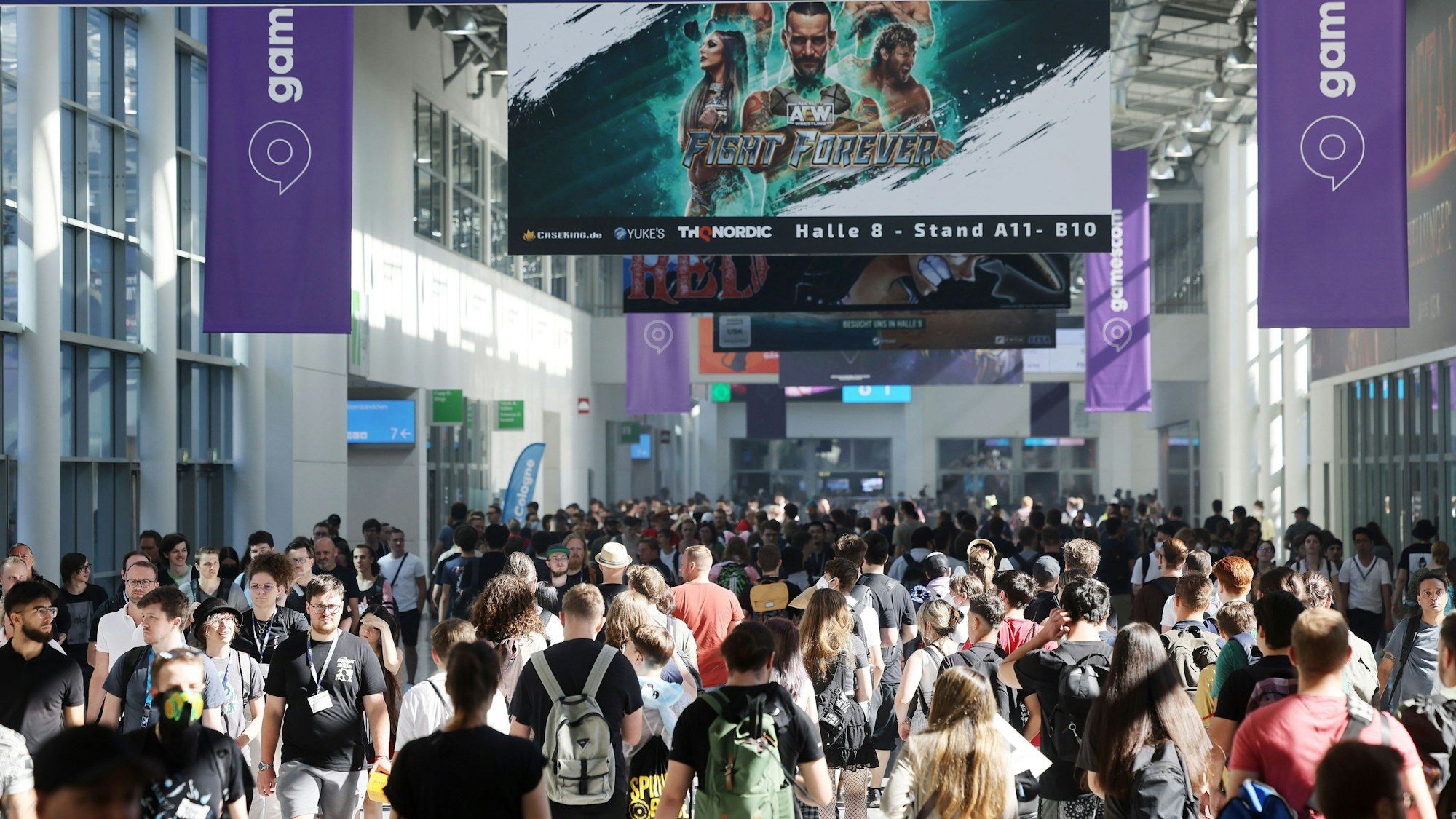 Messebesucher gehen im Jahr 2022 über das Messegelände der Spielemesse Gamescom.