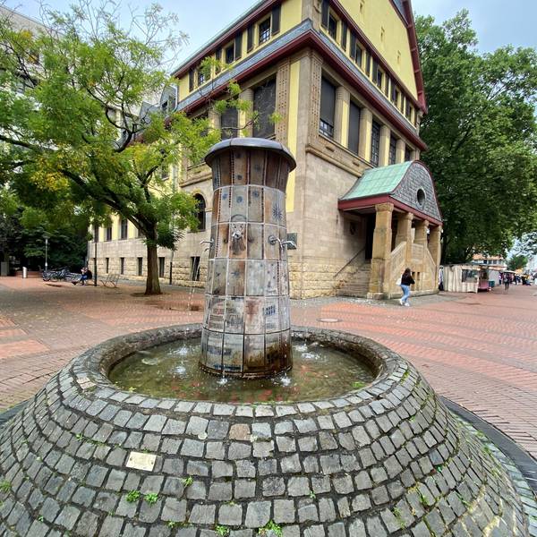 Auf dem Bild ist der Rathausbrunnen zu sehen.