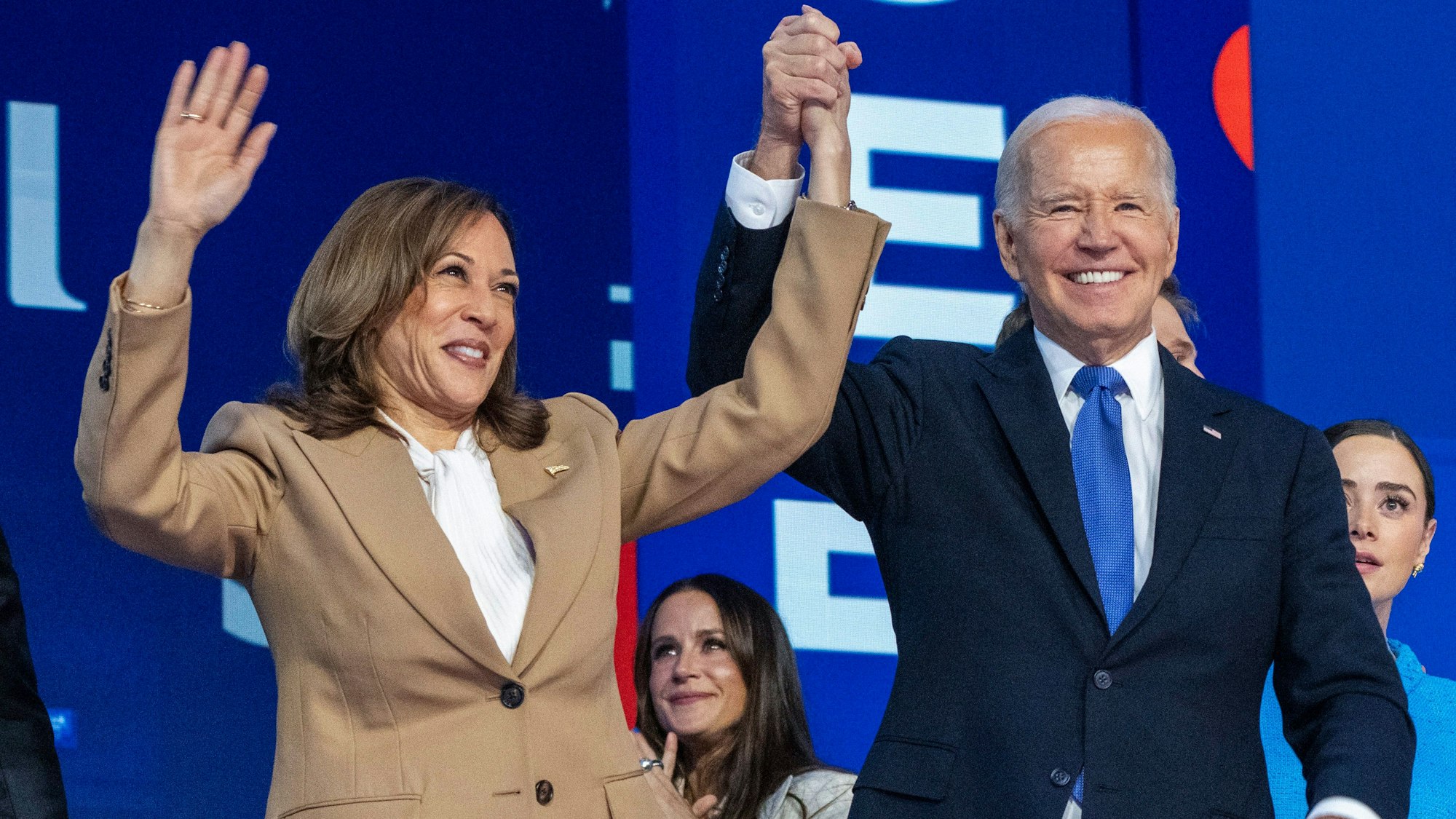 Kamala Harris und Joe Biden auf der Bühne in Chicago.