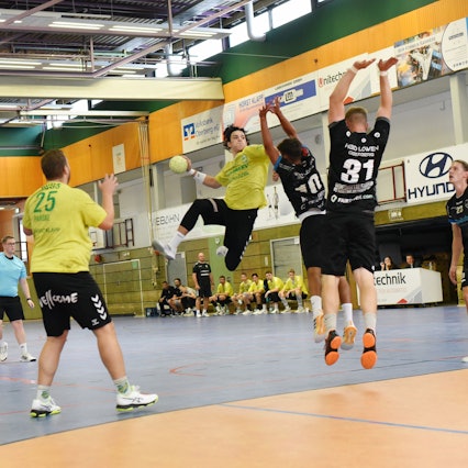 Szene aus einem Handballspiel der Männer