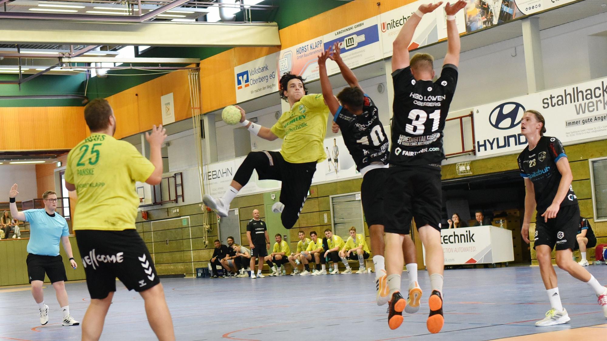 Szene aus einem Handballspiel der Männer