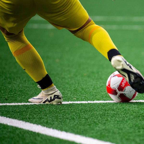 Ein Fußballtorwart schießt den Ball.