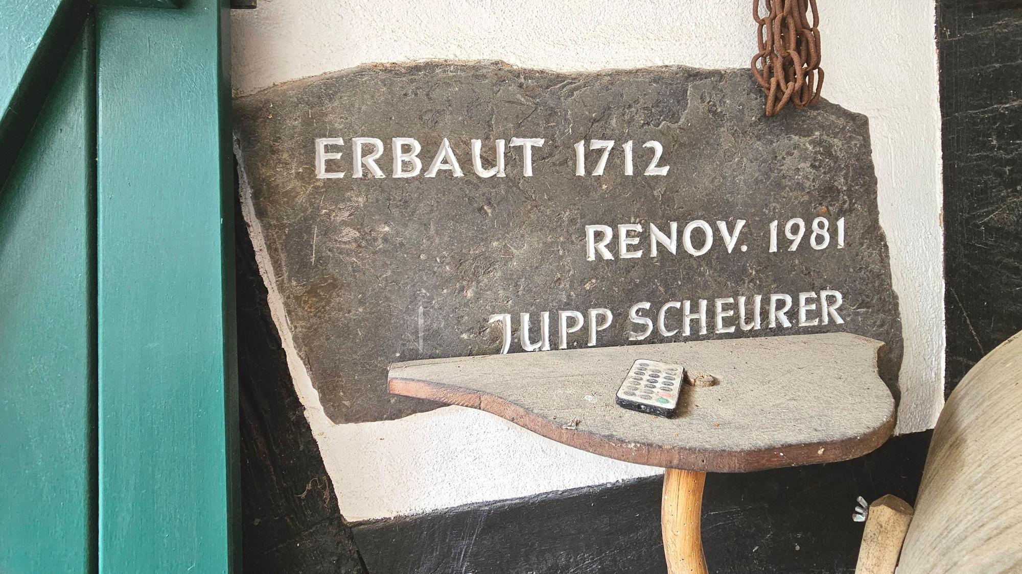 Ein Schild mit der Aufschrift Erbaut 1712, Renoviert 1981.