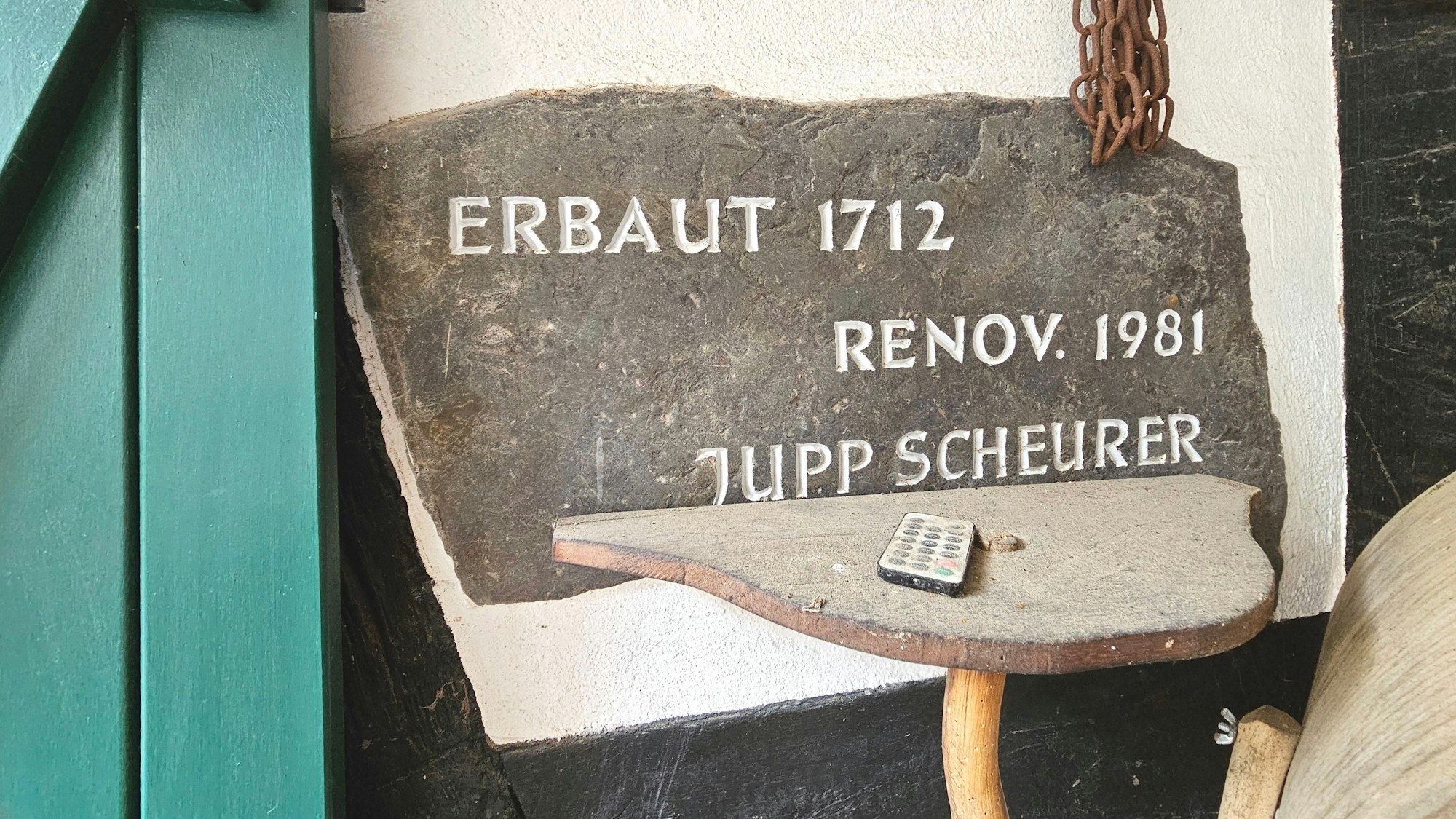 Ein Schild mit der Aufschrift Erbaut 1712, Renoviert 1981.