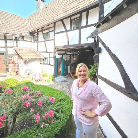 Nicole Staudinger steht im Innenhof ihres Vierkanthofs.