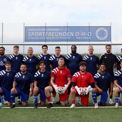 Das Bild zeigt die Sportfreunde D-H-O vor einem Spiel.