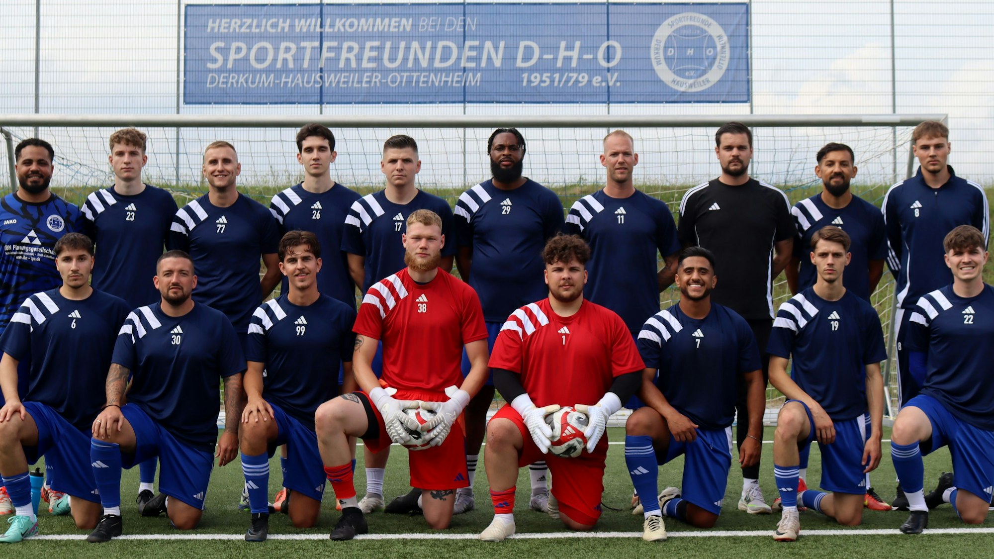 Das Bild zeigt die Sportfreunde D-H-O vor einem Spiel.