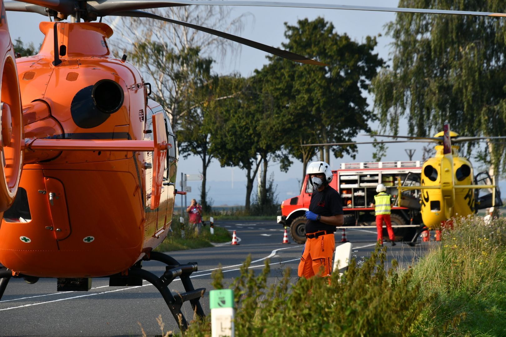 Ein 32-Jähriger wurde nach einem Unfall in Goch in eine Klinik geflogen. Er schwebt in Lebensgefahr. (Archivfoto von einem Rettungshubschrauber im Einsatz)