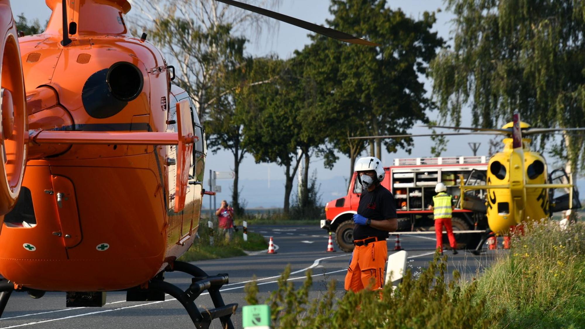 Ein 32-Jähriger wurde nach einem Unfall in Goch in eine Klinik geflogen. Er schwebt in Lebensgefahr. (Archivfoto von einem Rettungshubschrauber im Einsatz)