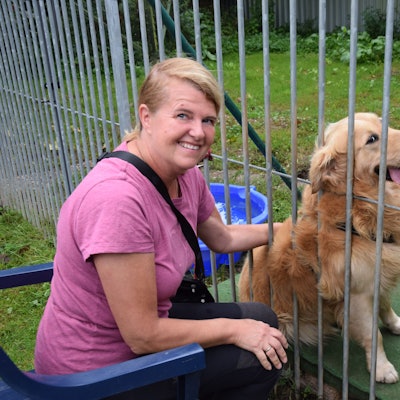 Silvia Schulisch streichelt den Golden Retriever Mischling Marley.