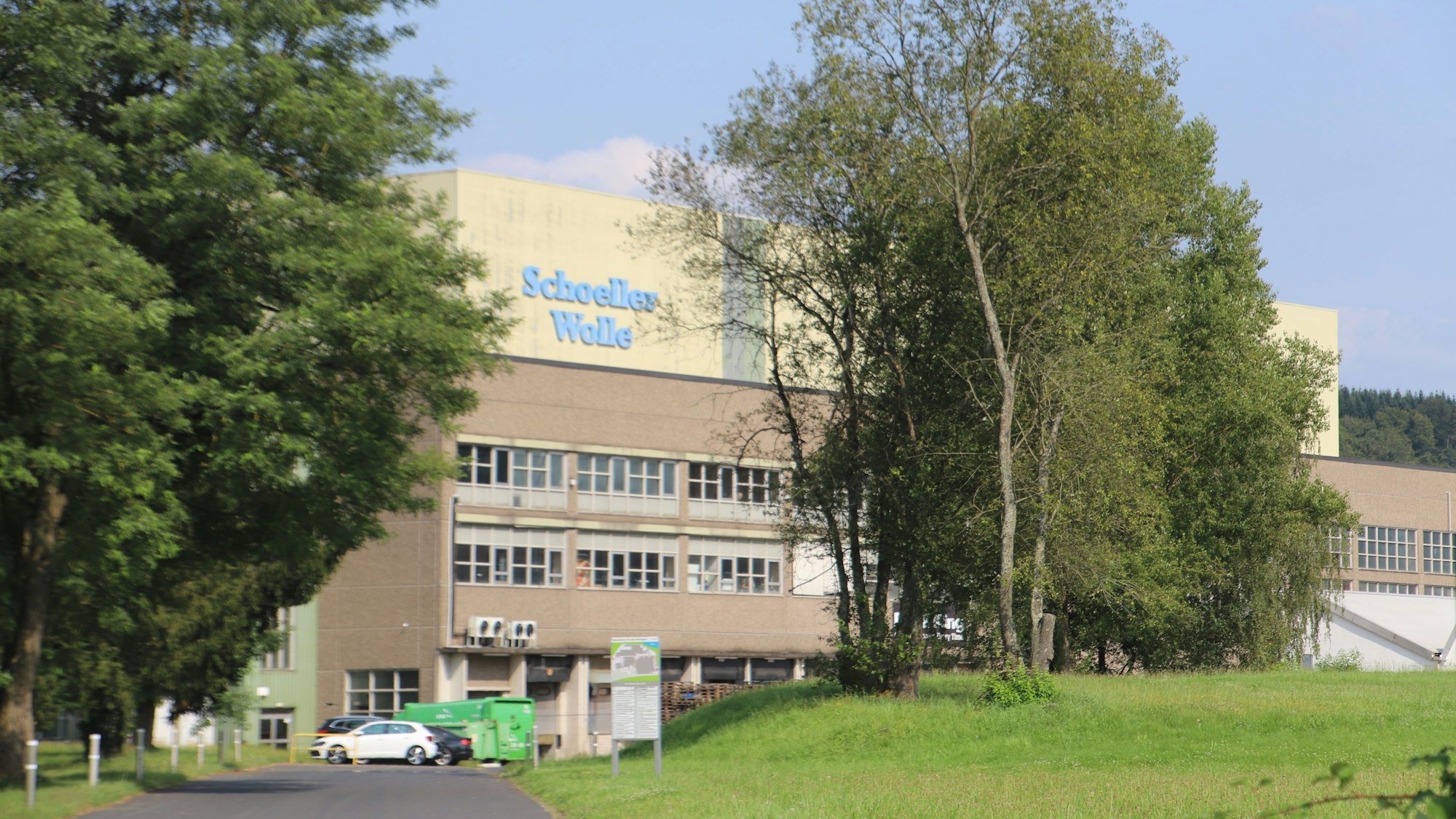 Das große Lagergebäude trägt den Schriftzug Schoeller Wolle.