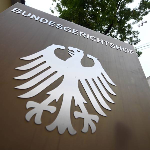Ein Hinweisschild mit dem Bundesadler und dem Schriftzug „Bundesgerichtshof“, aufgenommen beim Bundesgerichtshof (BGH). (Symbolbild)