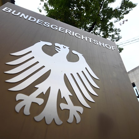 Ein Hinweisschild mit dem Bundesadler und dem Schriftzug „Bundesgerichtshof“, aufgenommen beim Bundesgerichtshof (BGH). (Symbolbild)