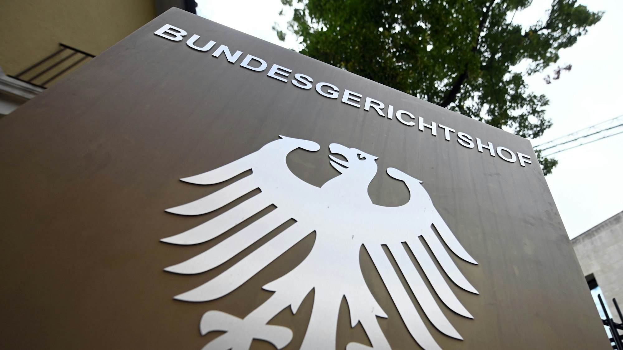 Ein Hinweisschild mit dem Bundesadler und dem Schriftzug „Bundesgerichtshof“, aufgenommen beim Bundesgerichtshof (BGH). (Symbolbild)
