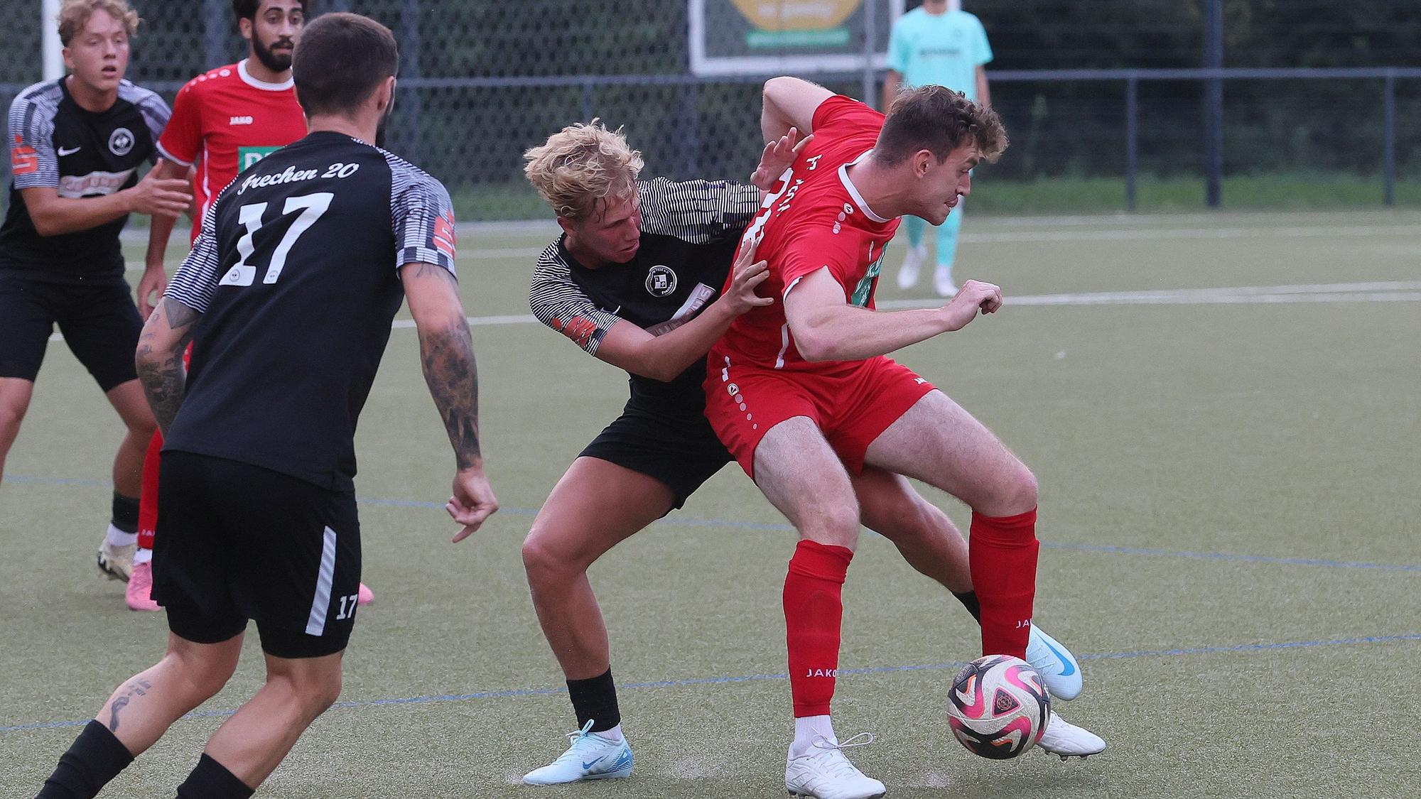 Das Bild zeigt Niklas Schubert (FC Hürth) im Zweikampf mit Mats Vogel von Frechen 20.