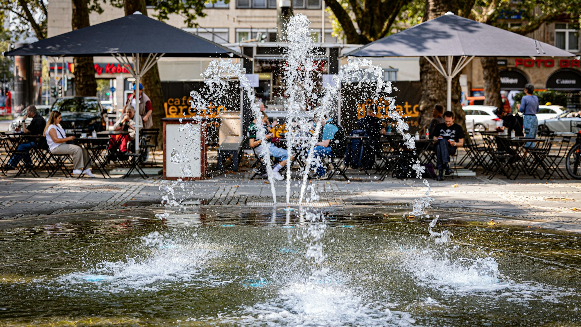 Der Brunnen auf dem Kölner Neumarkt hat drei Wasserfontänen.