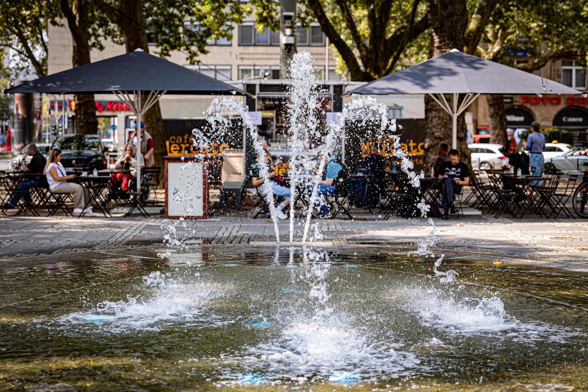Neben dem Brunnen können die Besucher nun im Schatten sitzen.