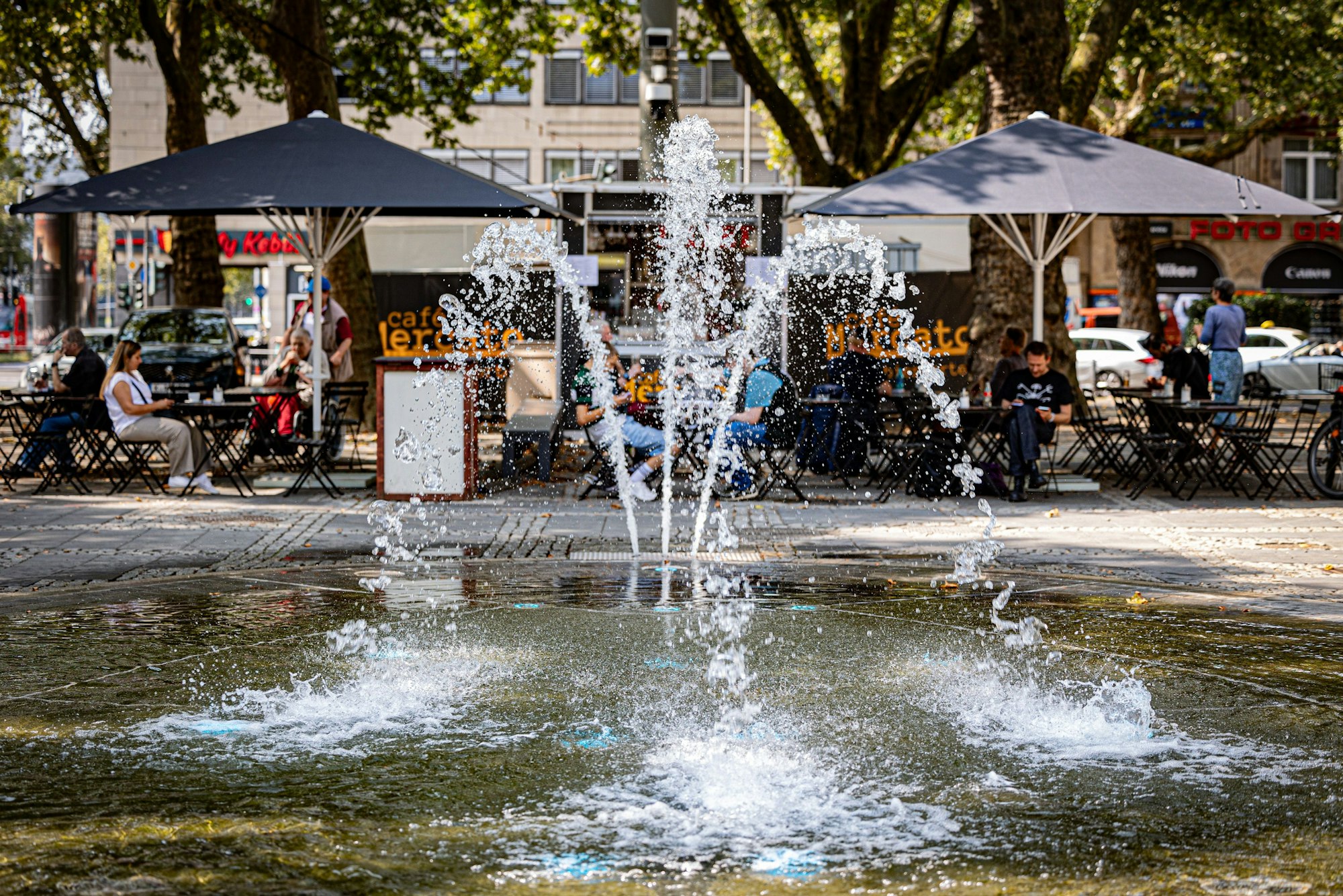 Neben dem Brunnen können die Besucher nun im Schatten sitzen.