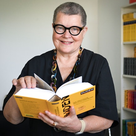 Kathrin Kunkel-Razum blättert im Duden.