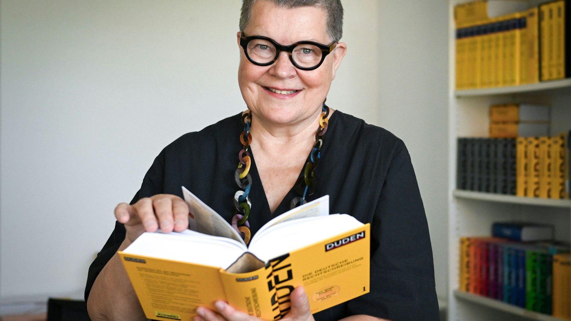 Kathrin Kunkel-Razum blättert im Duden.