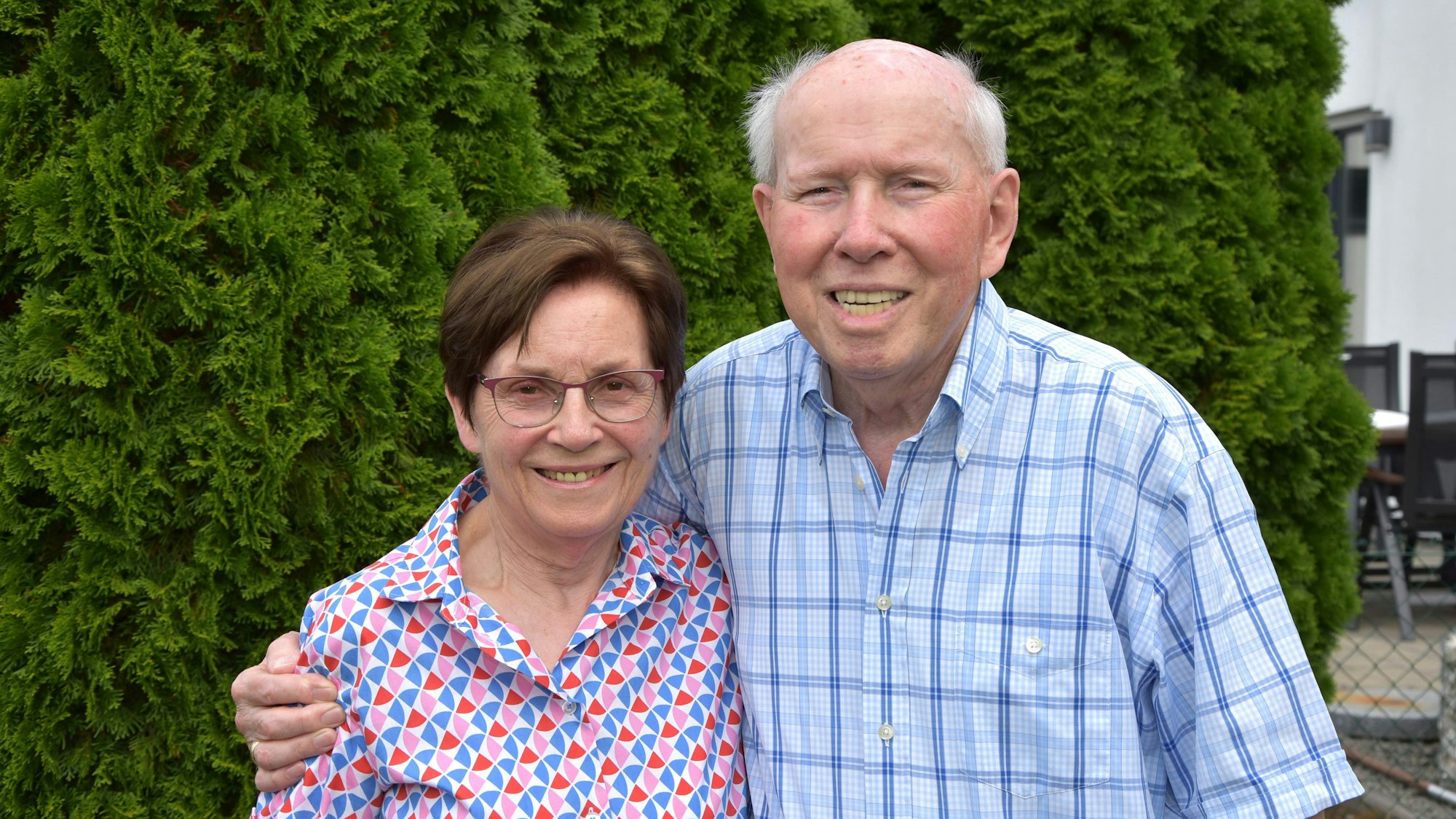 Das Ehepaar lächelt in die Kamera.