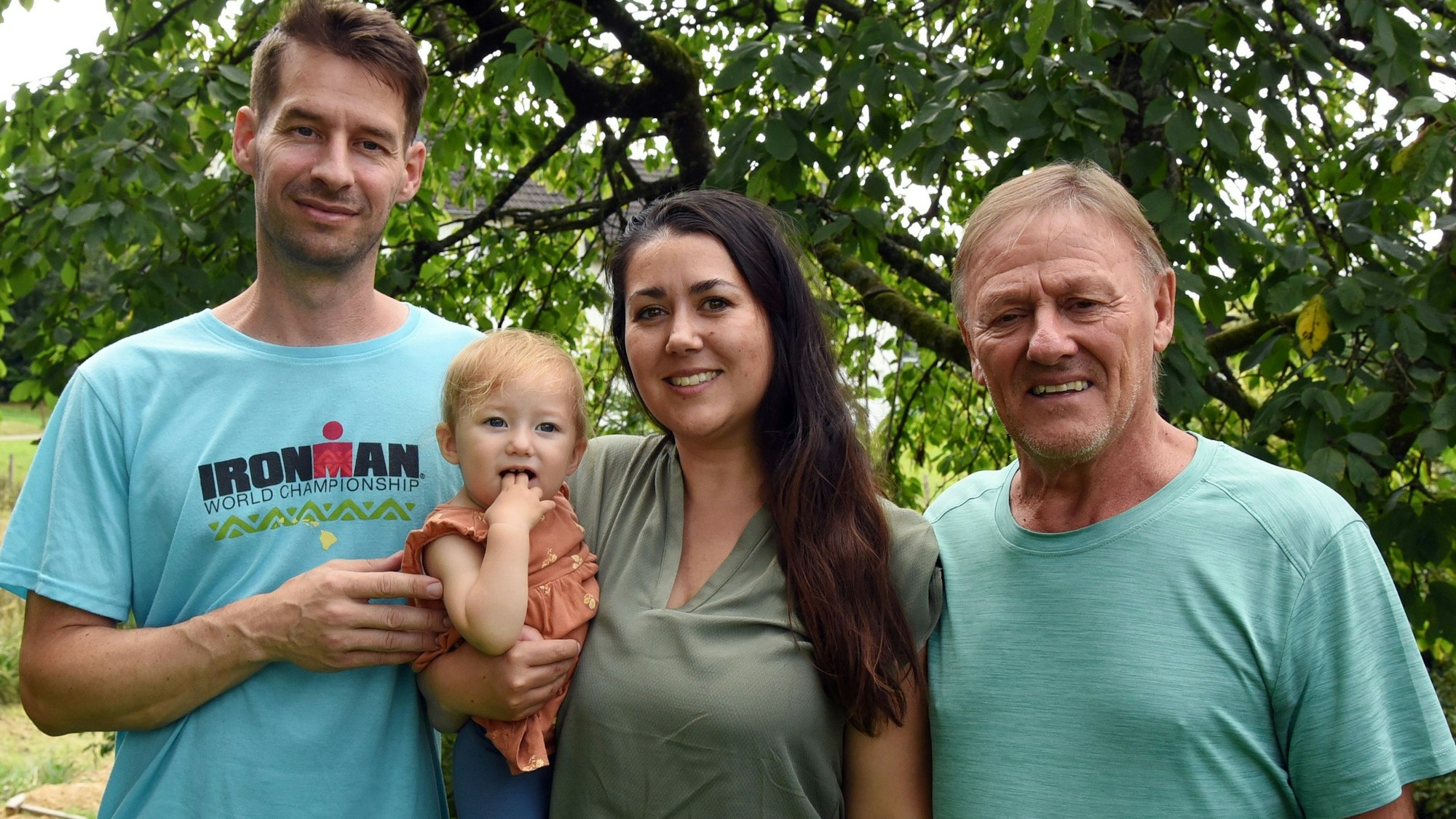 Diese Familie mit Wurzeln in Lindlar zieht nach Vanuatu im Südpazifik: Dale Blumberg-Booth mit Adelia und Ehefrau Melissa, Melissas Vater Peter Blumberg (von links) bleibt.