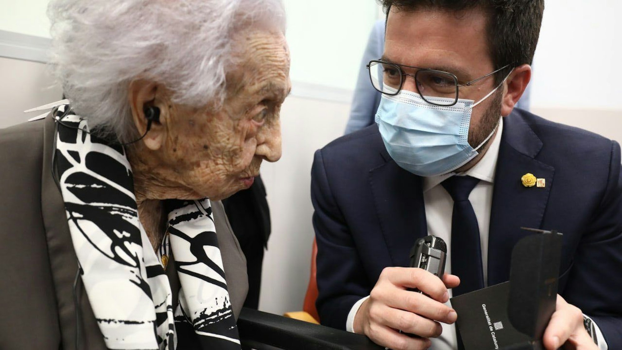 ARCHIV - 01.04.2023, Spanien, Gerona: Pere Aragones (r), Interimspräsident der Regionalregierung von Katalonien, besucht Maria Branyas, laut dem Guinness Buch der älteste Mensch der Welt.