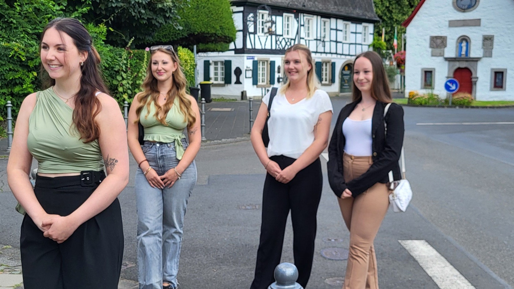 Vier junge Frauen vor der kleinen Kapelle in Rhöndorf.