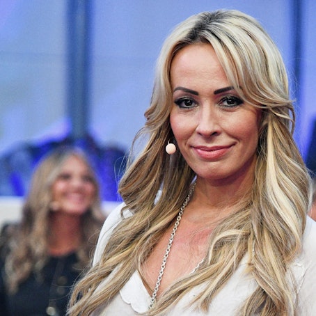 Cora Schumacher lacht in die Kamera.